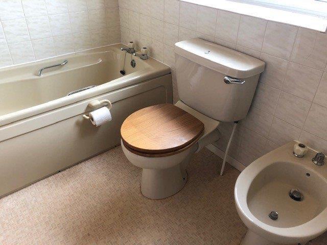 BATHROOM & WC